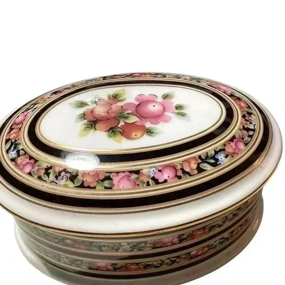 WEDGWOOD CLIO FLORAL PATTERN OVAL TRINKET BOX  BONE CHINA MADE IN ENGLAND - Picture 3 of 6